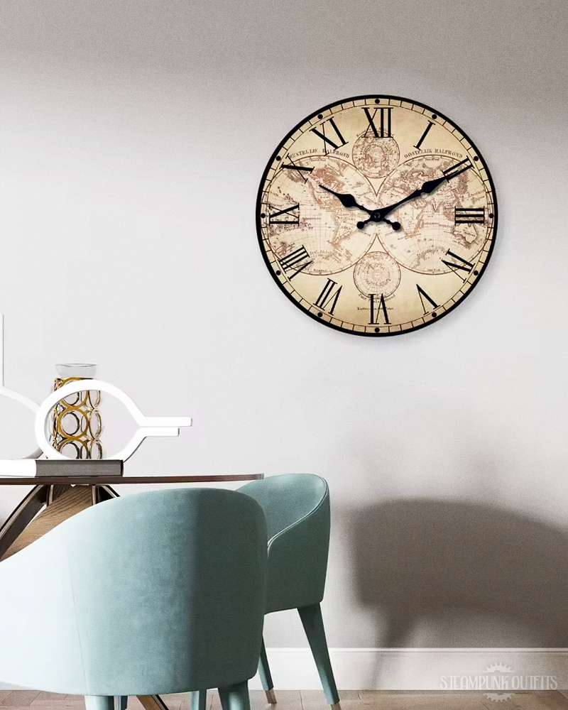 Wanduhr mit antiker Karte