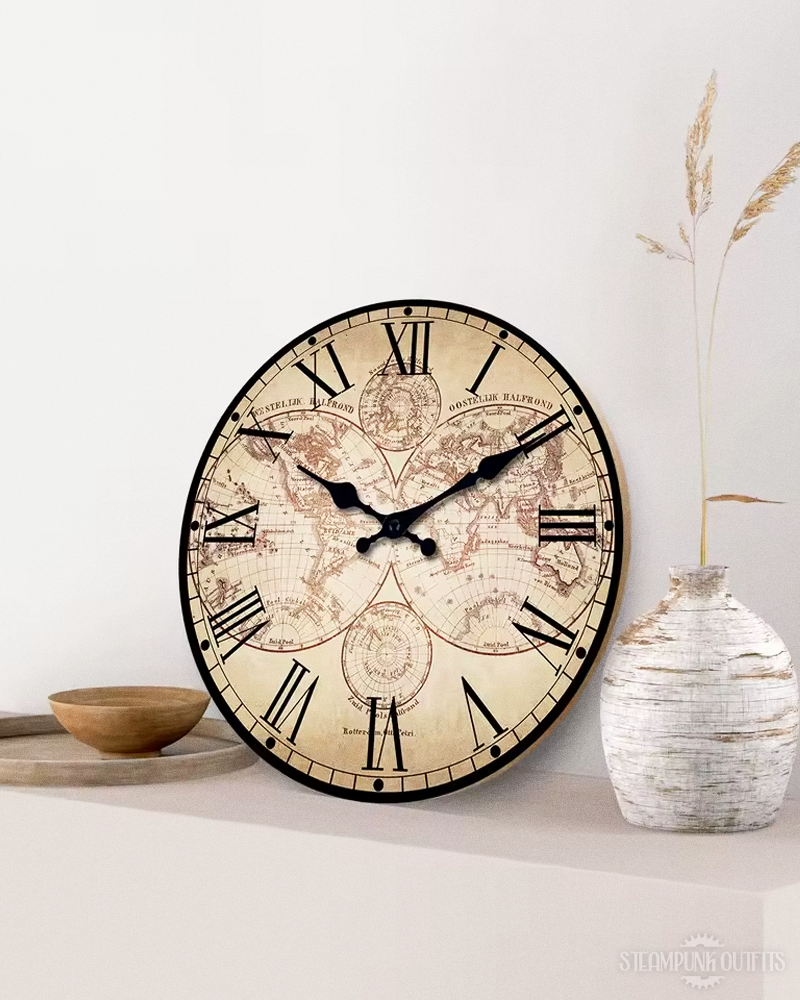 Wanduhr mit antiker Karte